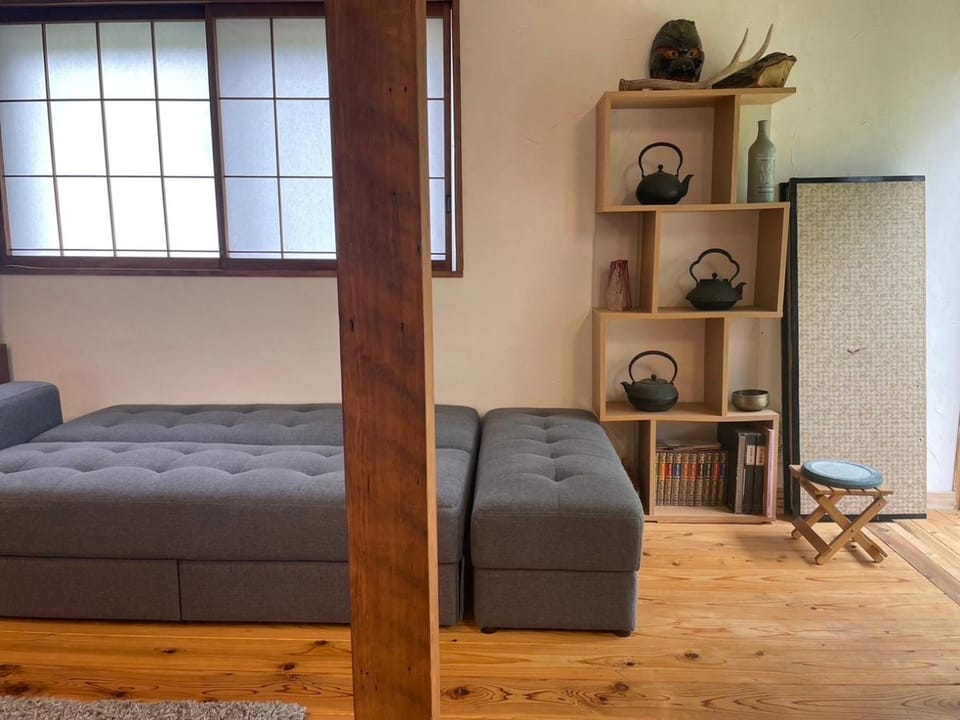 Living room, Dining area, Guests, Mountain view, group of guests, Family