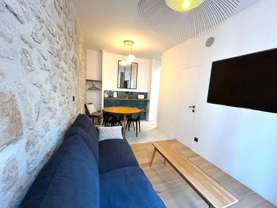 Louvre -Notre Dame 2BD, 2BATH AC Apartment in Paris