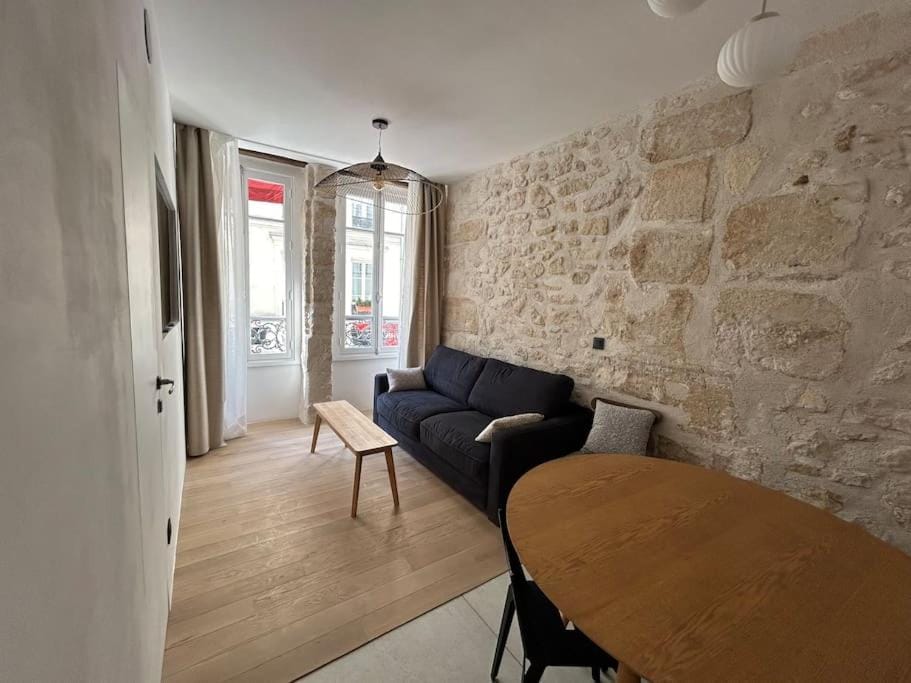 Louvre -Notre Dame 2BD, 2BATH AC Apartment in Paris