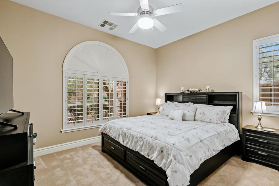 Resort-Style Pool Oasis - Spacious 6BR Gilbert Retreat - Minutes to SanTan & PHX House in Gilbert