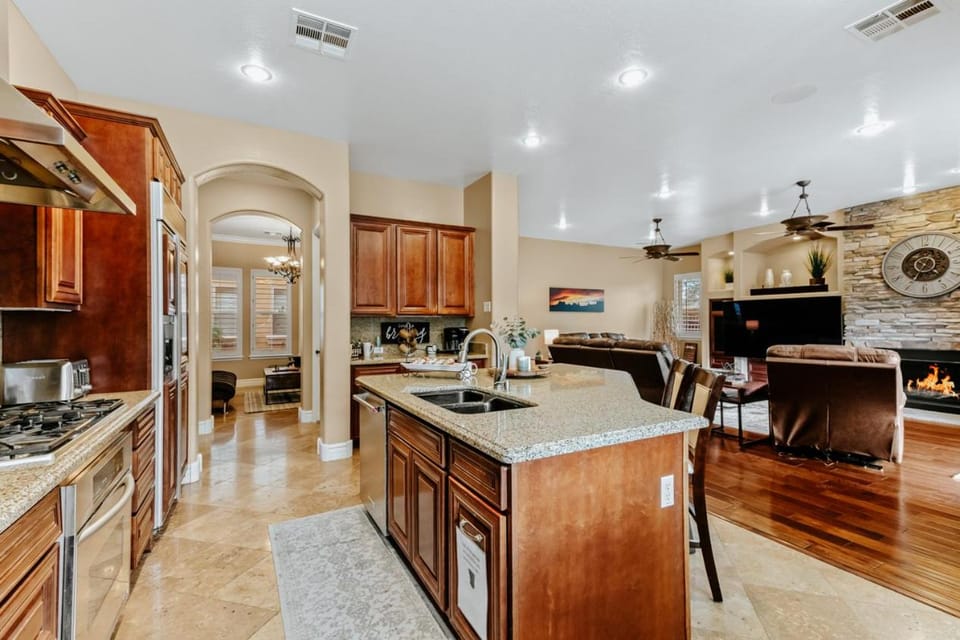 Resort-Style Pool Oasis - Spacious 6BR Gilbert Retreat - Minutes to SanTan & PHX House in Gilbert