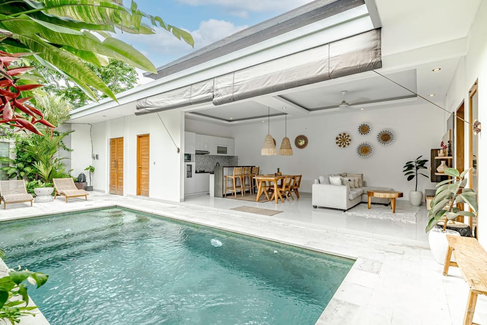 Dining area, Pool view, Swimming pool, sunbed