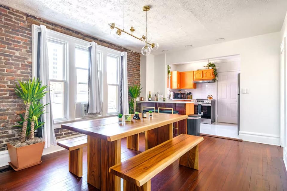 Kitchen or kitchenette, Seating area, Dining area