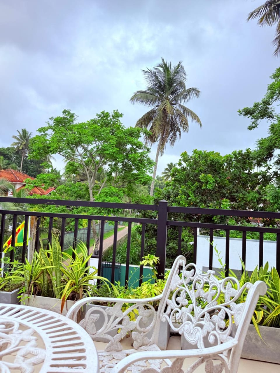 Sri White Villa Airport Boutique Hotel Bed and Breakfast in Western Province