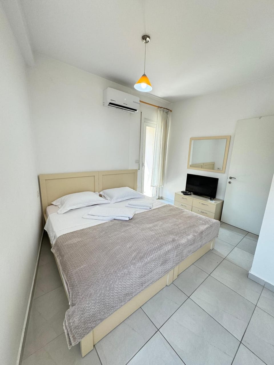 Bed, TV and multimedia, Bedroom, towels, air conditioner