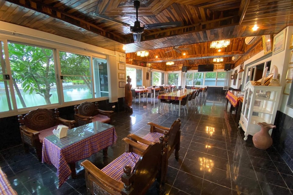 Restaurant/places to eat, Restaurant/places to eat, Lounge or bar, Breakfast