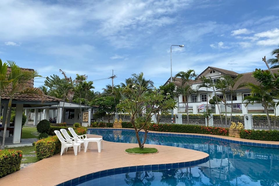 Property building, Swimming pool, sunbed