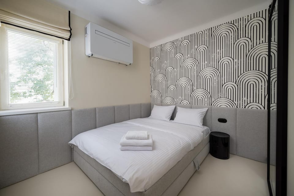 Bed, Photo of the whole room, Bedroom, towels, air conditioner