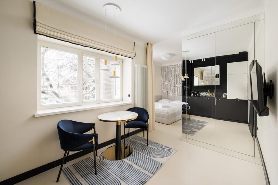 Bed, TV and multimedia, Kitchen or kitchenette, Living room, Seating area, Dining area, Bedroom
