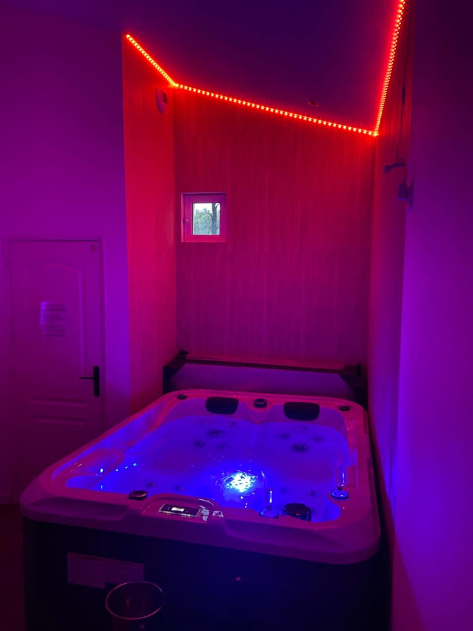 Maison avec piscine et jacuzzi proche de la rivière idéale pour un séjour détente Villa in Le Thor