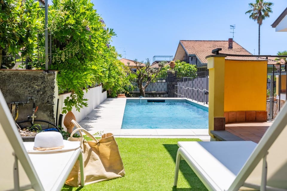 Patio, Day, Garden, Garden view, Swimming pool, sunbed