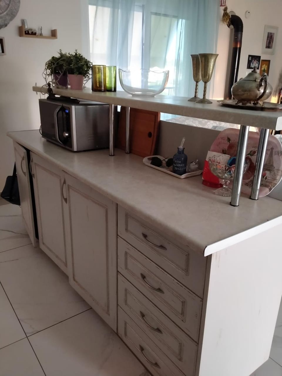 Kitchen or kitchenette, minibar