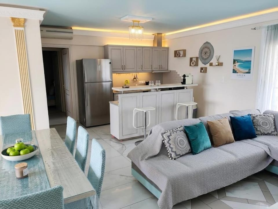 Living room, Seating area, Dining area