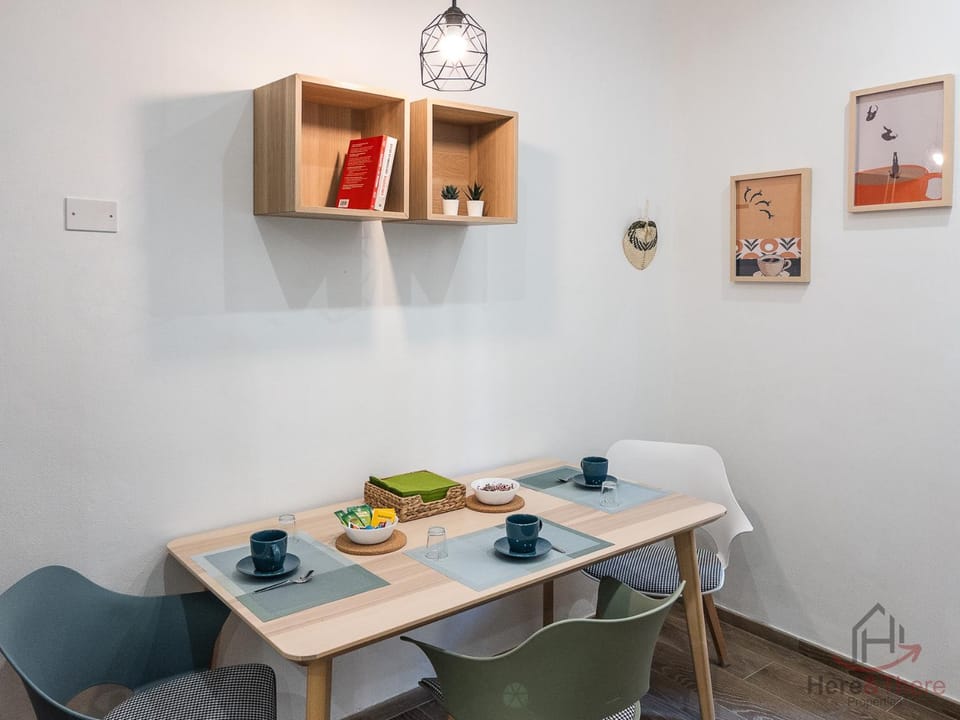 Coffee/tea facilities, Living room, Seating area, Dining area