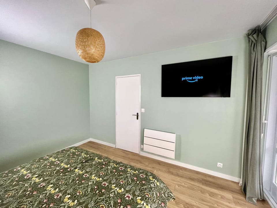 Photo of the whole room, Bedroom