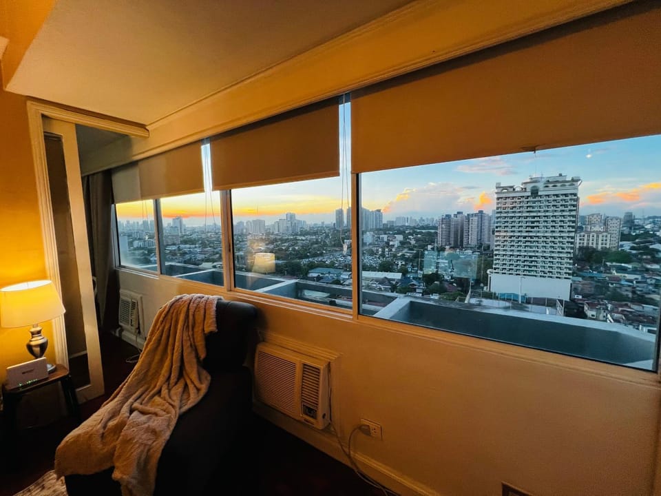 Greenhills 1BR Lower Penthouse w Panoramic View Apartment hotel in Quezon City