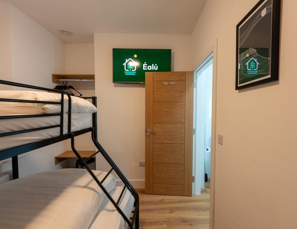 Bed, TV and multimedia, Bedroom, bunk bed, wardrobe