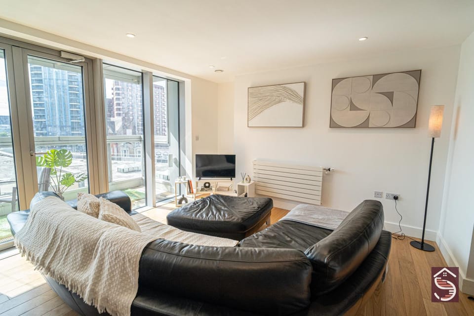TV and multimedia, View (from property/room), View (from property/room), Living room, Decorative detail, Seating area, City view, City view