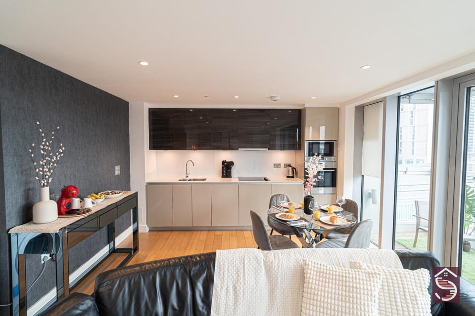 Coffee/tea facilities, Kitchen or kitchenette, Photo of the whole room, Dining area, oven