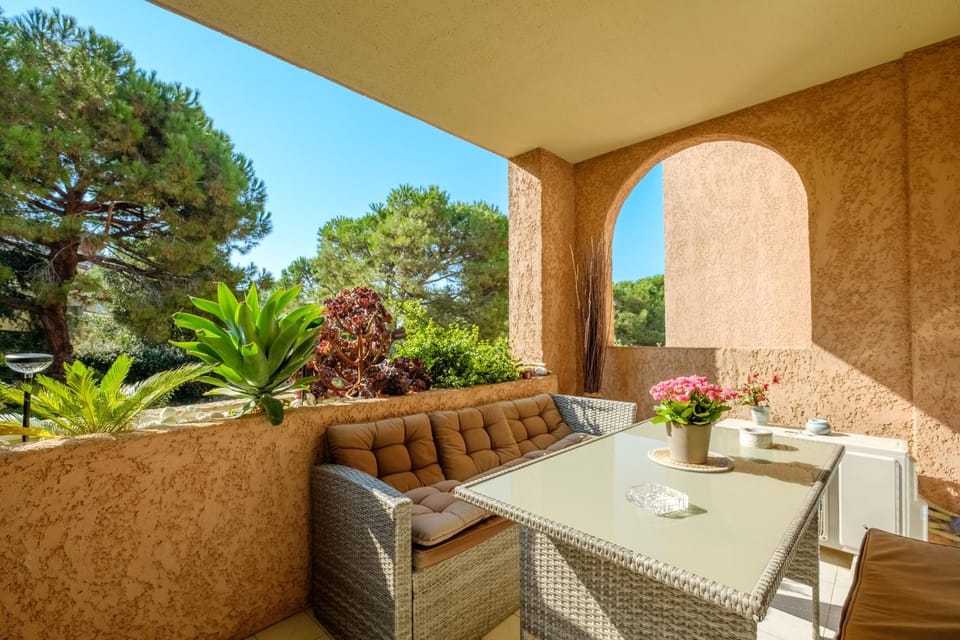 Property building, Balcony/Terrace, Living room