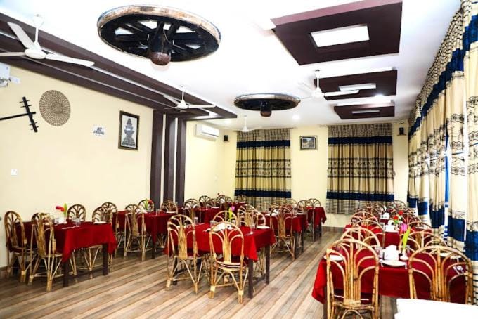 Restaurant/places to eat, Seating area