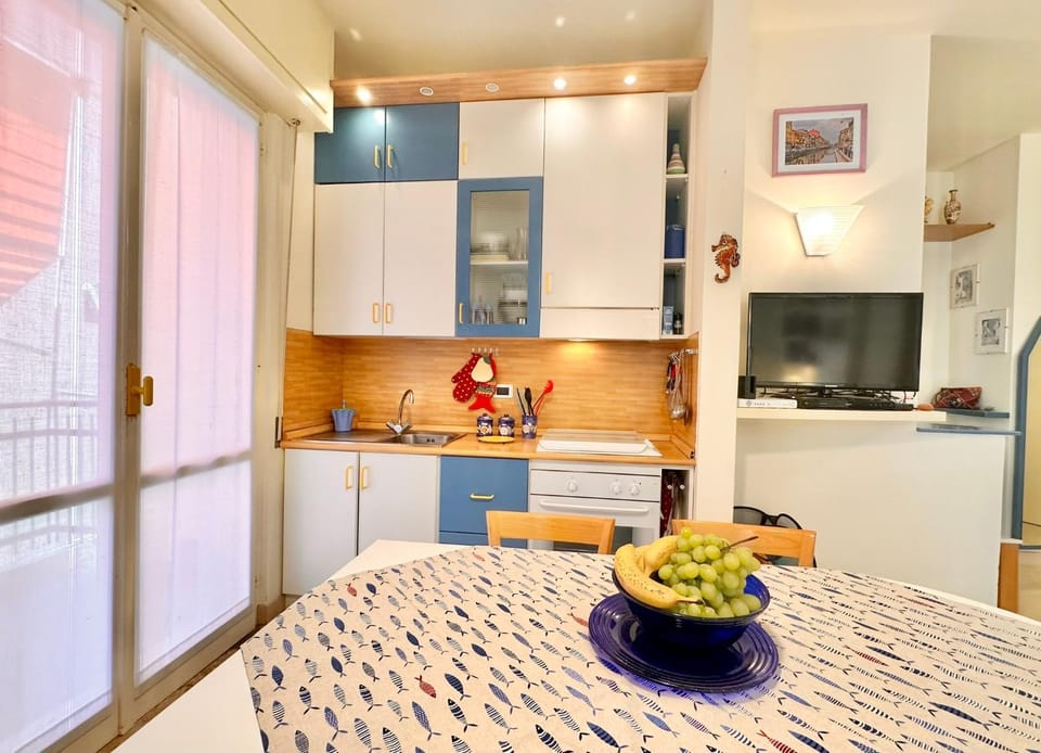 Kitchen or kitchenette, Dining area, stove