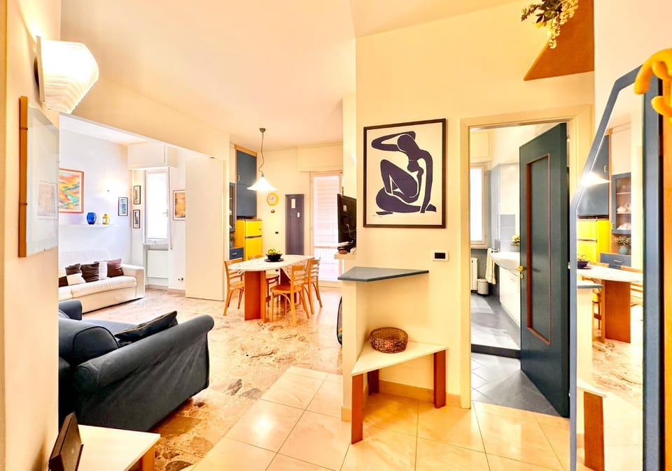 TV and multimedia, Kitchen or kitchenette, Living room, Seating area, Dining area