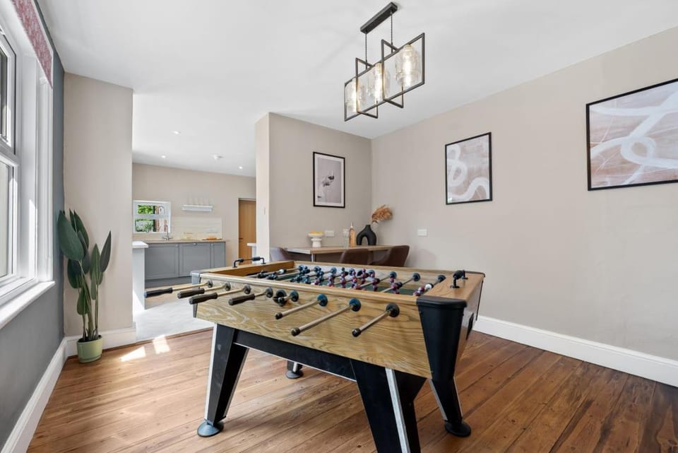 Game Room, Entertainment