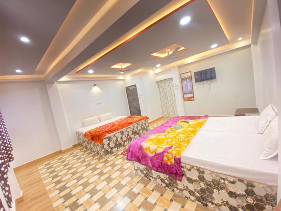 Bed, TV and multimedia, Photo of the whole room, Bedroom, towels
