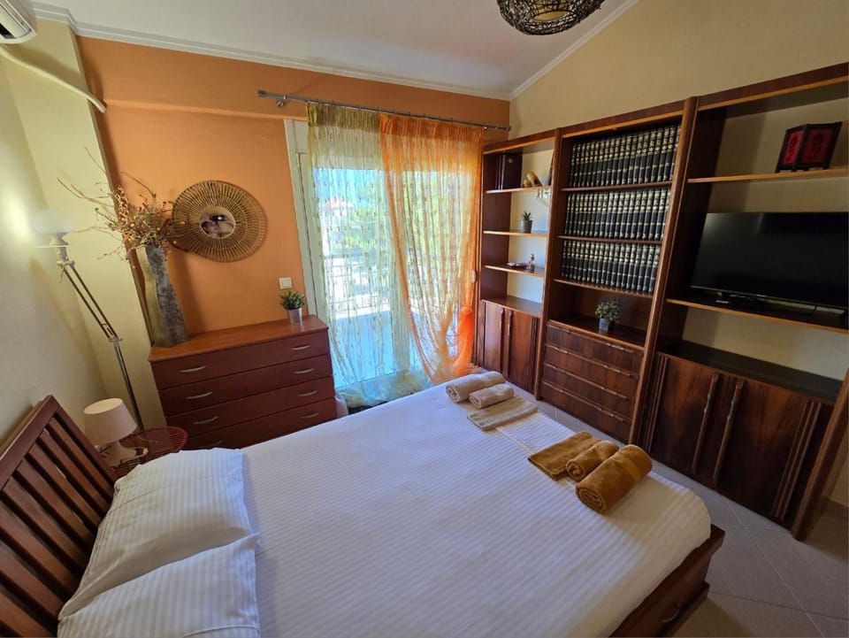 Bed, TV and multimedia, Bedroom