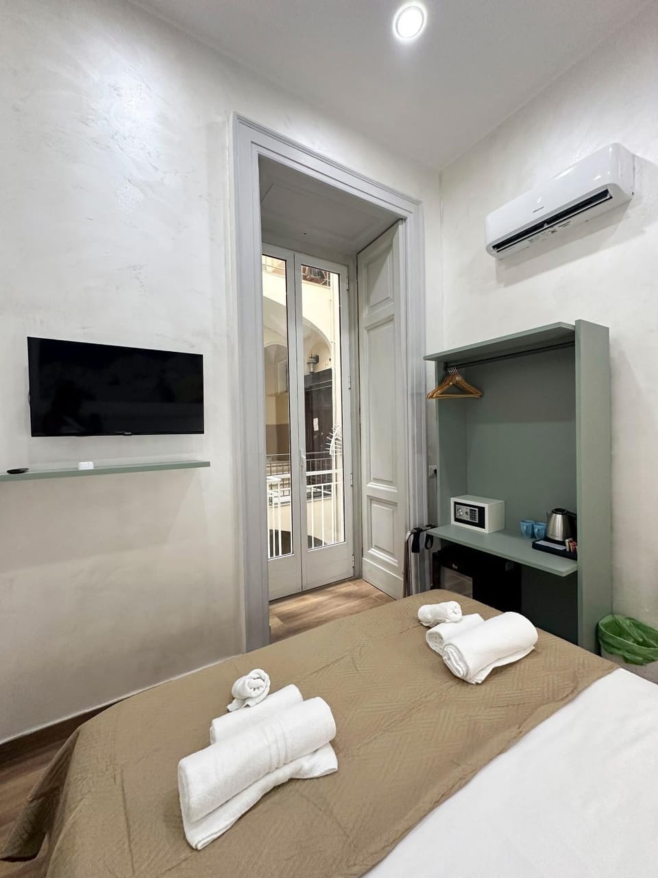 Bed, TV and multimedia, Photo of the whole room, Bedroom, towels, air conditioner
