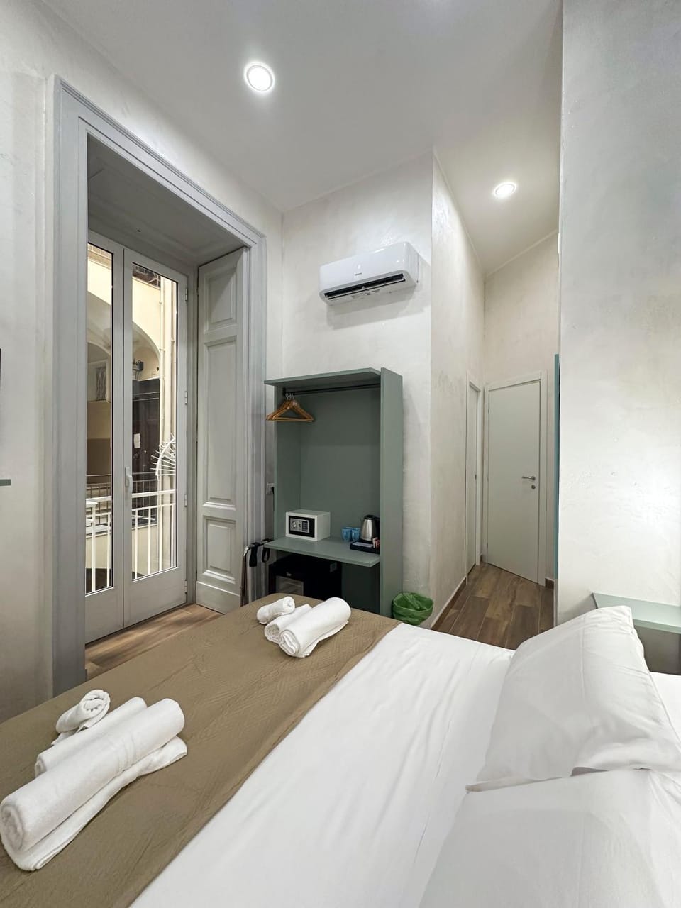 Bed, TV and multimedia, Living room, Bedroom, internet, minibar, safe, towels, wardrobe, air conditioner
