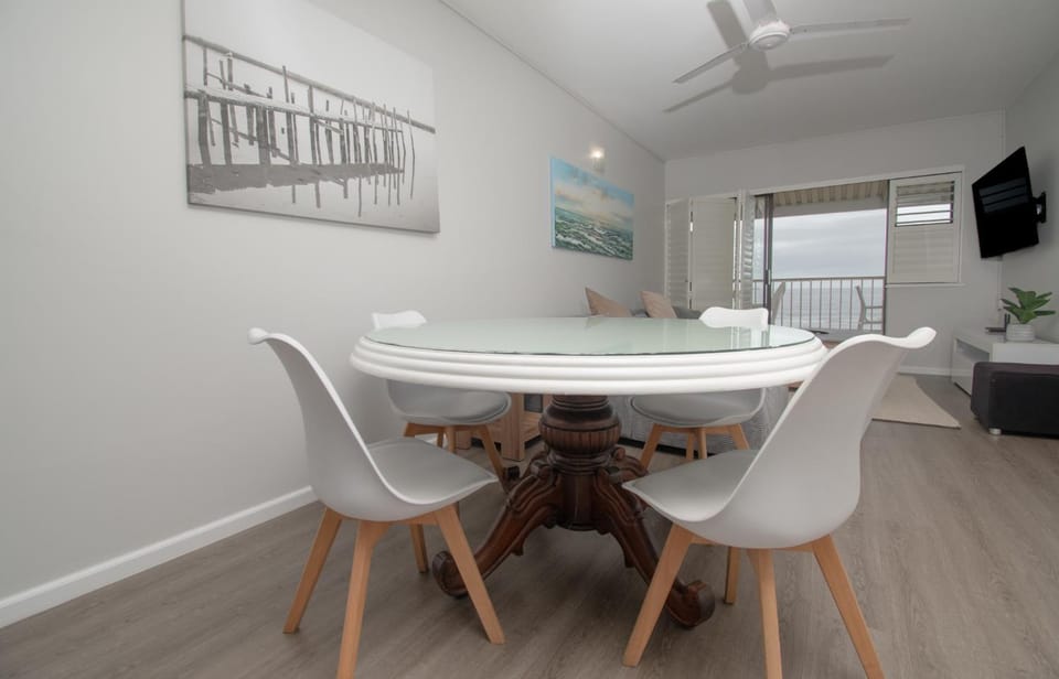 Communal lounge/ TV room, TV and multimedia, Living room, Seating area, Dining area, Evening entertainment