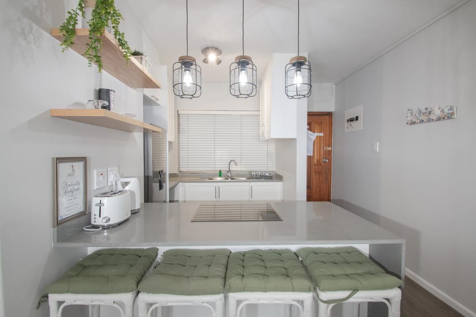 Kitchen or kitchenette, Dining area, stove