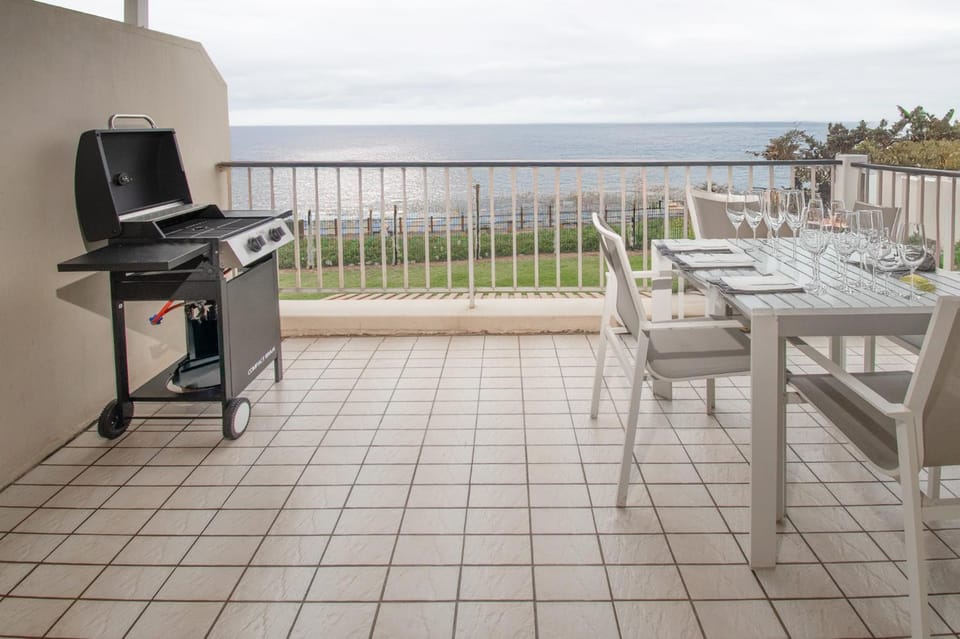 Patio, Communal lounge/ TV room, Natural landscape, BBQ facilities, View (from property/room), Balcony/Terrace, Dining area, Sea view