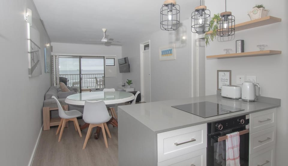 Kitchen or kitchenette, Dining area, oven, pet friendly, stove