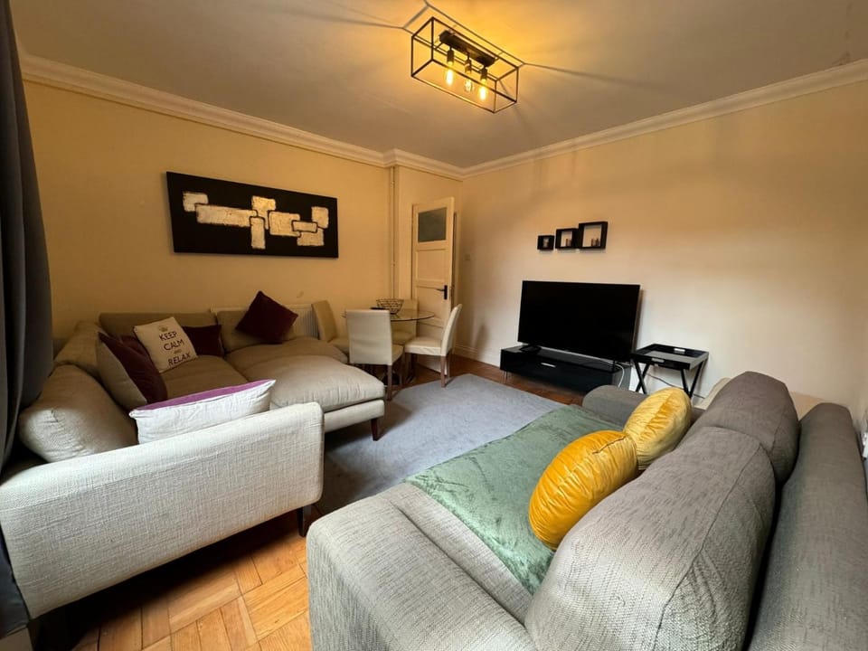 Lushlets GF Flat sleeps 10 12 House in Cardiff