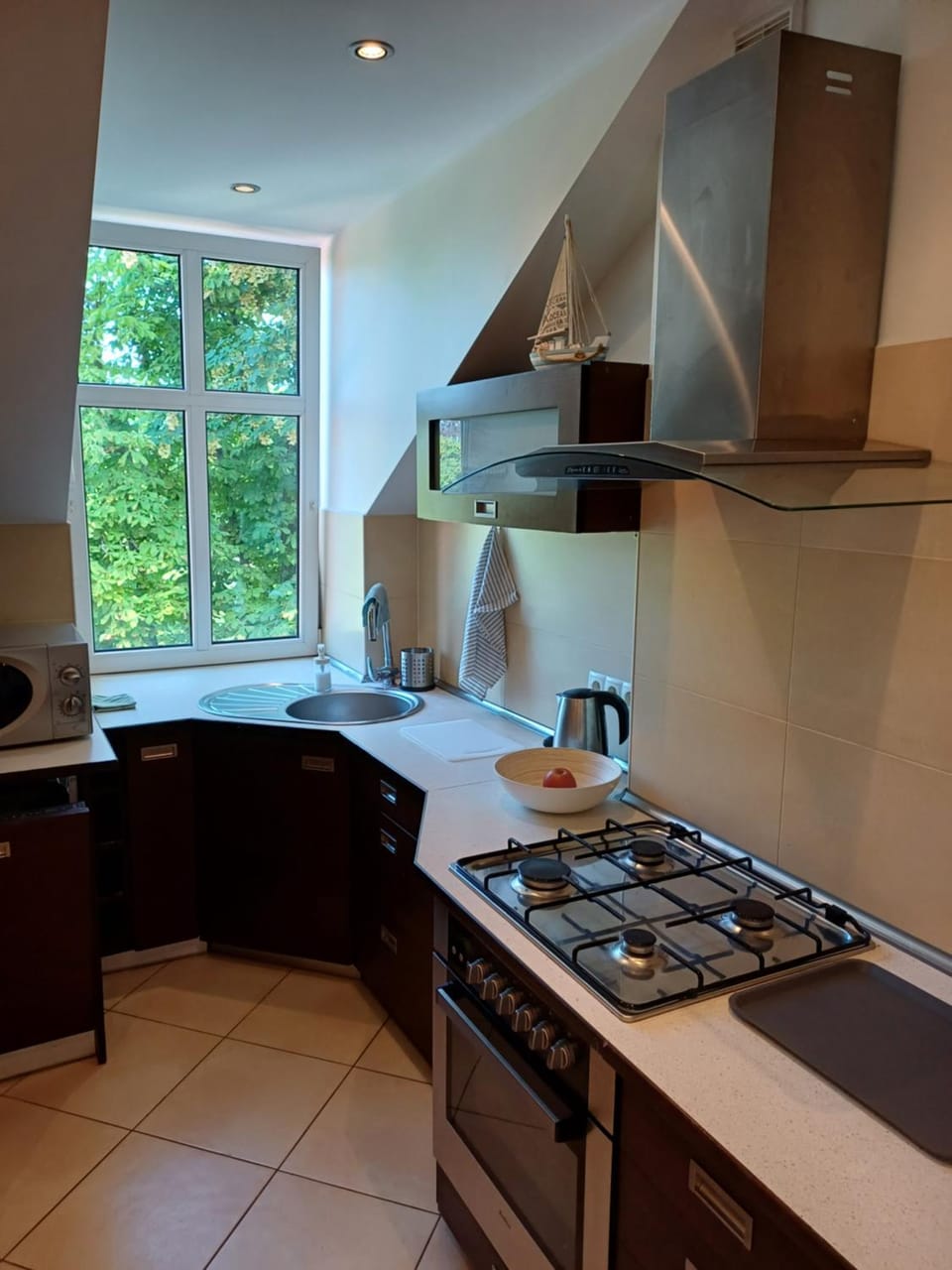 Kitchen or kitchenette, dishwasher, stove