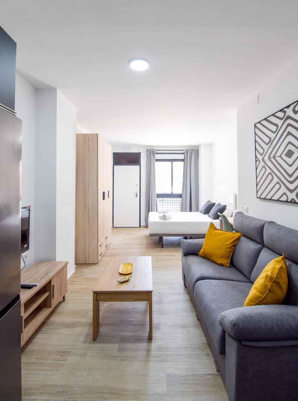 Bed, TV and multimedia, Seating area, Bedroom