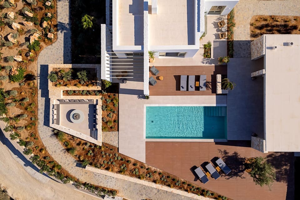 Property building, Bird's eye view, Pool view, Swimming pool, Location