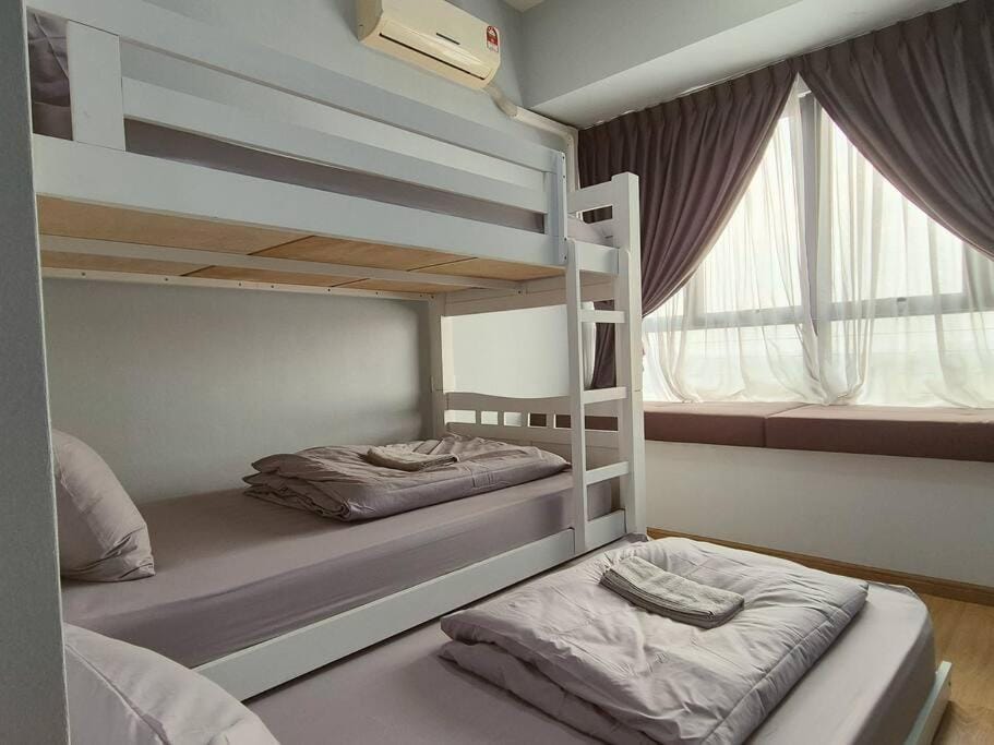 Direct mall access & beach - Large group 8 pax Apartment in Johor Bahru