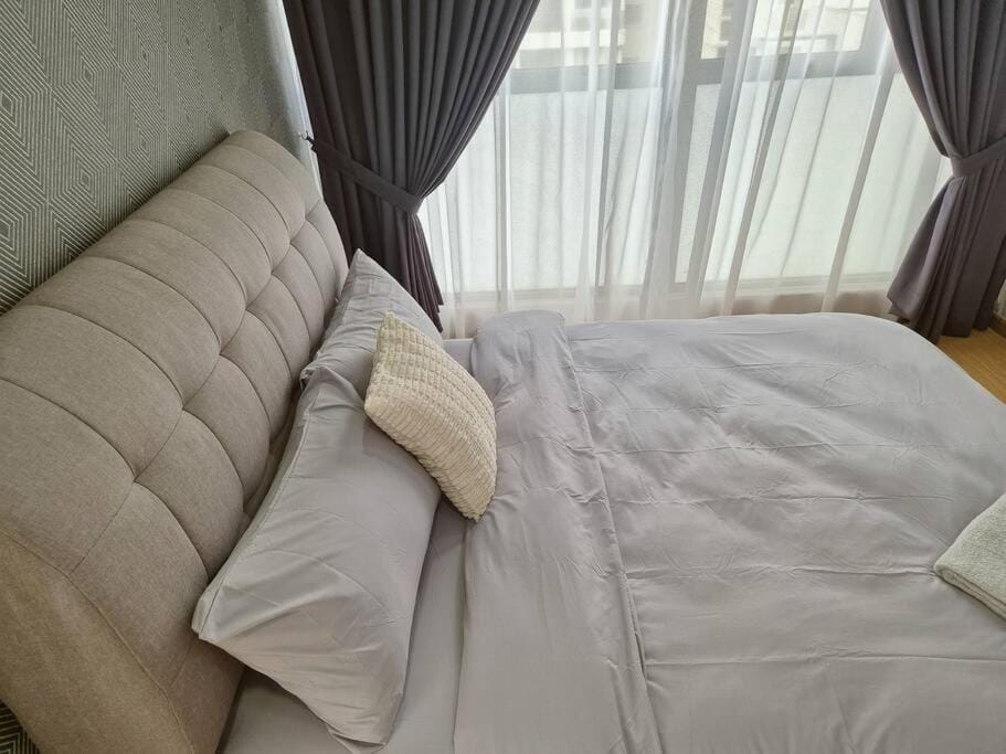 Direct mall access & beach - Large group 8 pax Apartment in Johor Bahru