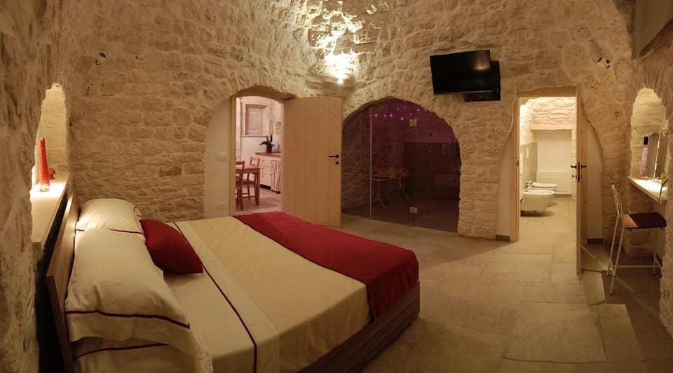 Bed, TV and multimedia, Photo of the whole room, Bedroom