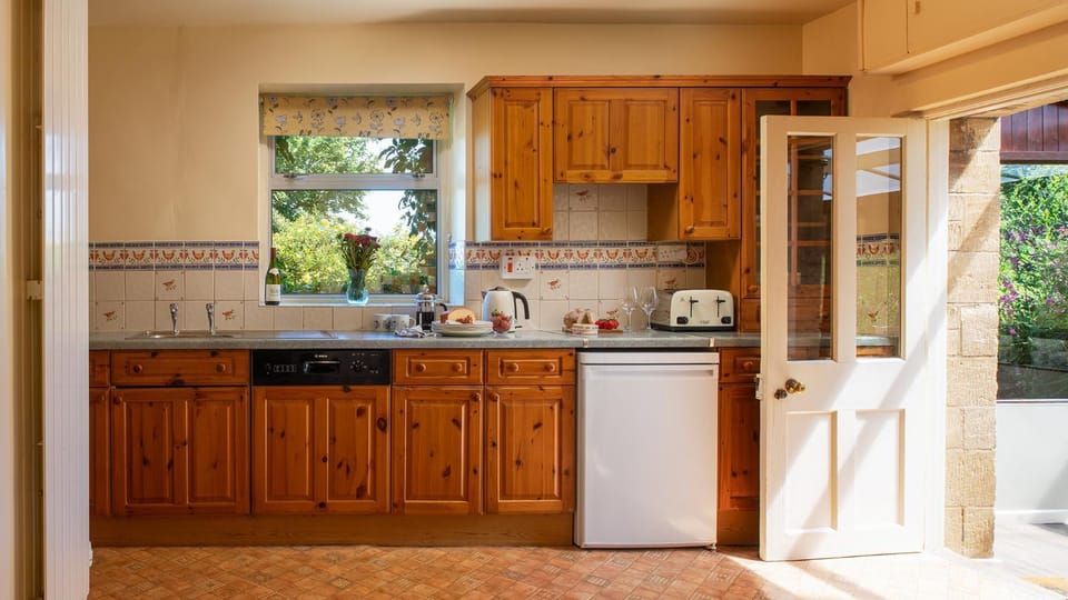 Coffee/tea facilities, dishwasher, toaster, kitchen