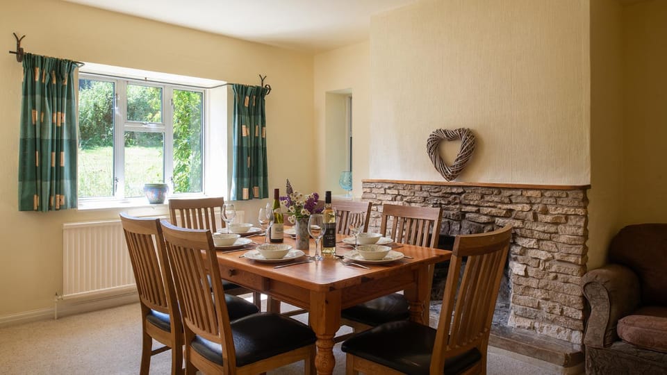 Seating area, Dining area