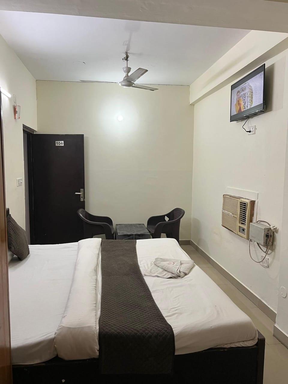 Bed, TV and multimedia, Photo of the whole room, Bedroom, fireplace, towels