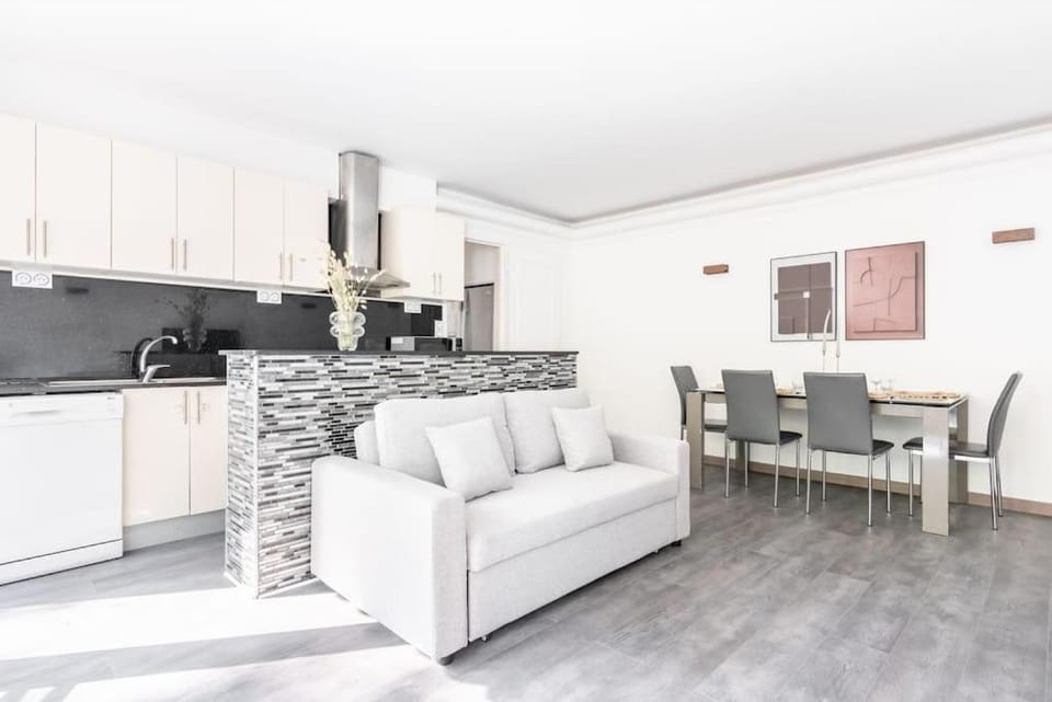 Kitchen or kitchenette, Living room, Seating area, Dining area