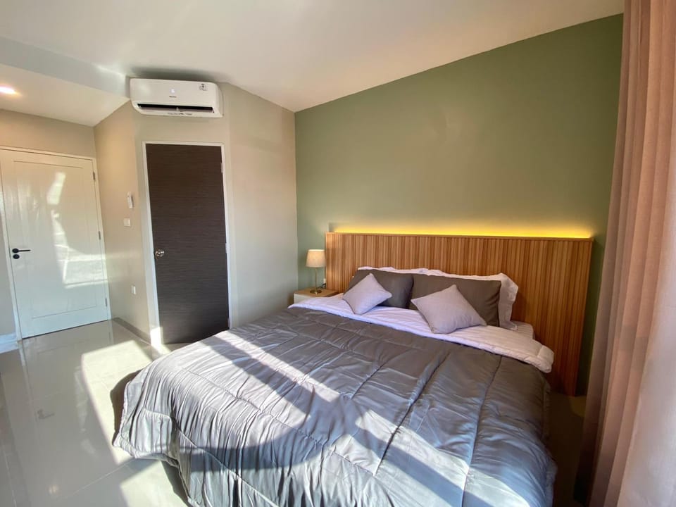 Bed, Bedroom, wardrobe, air conditioner