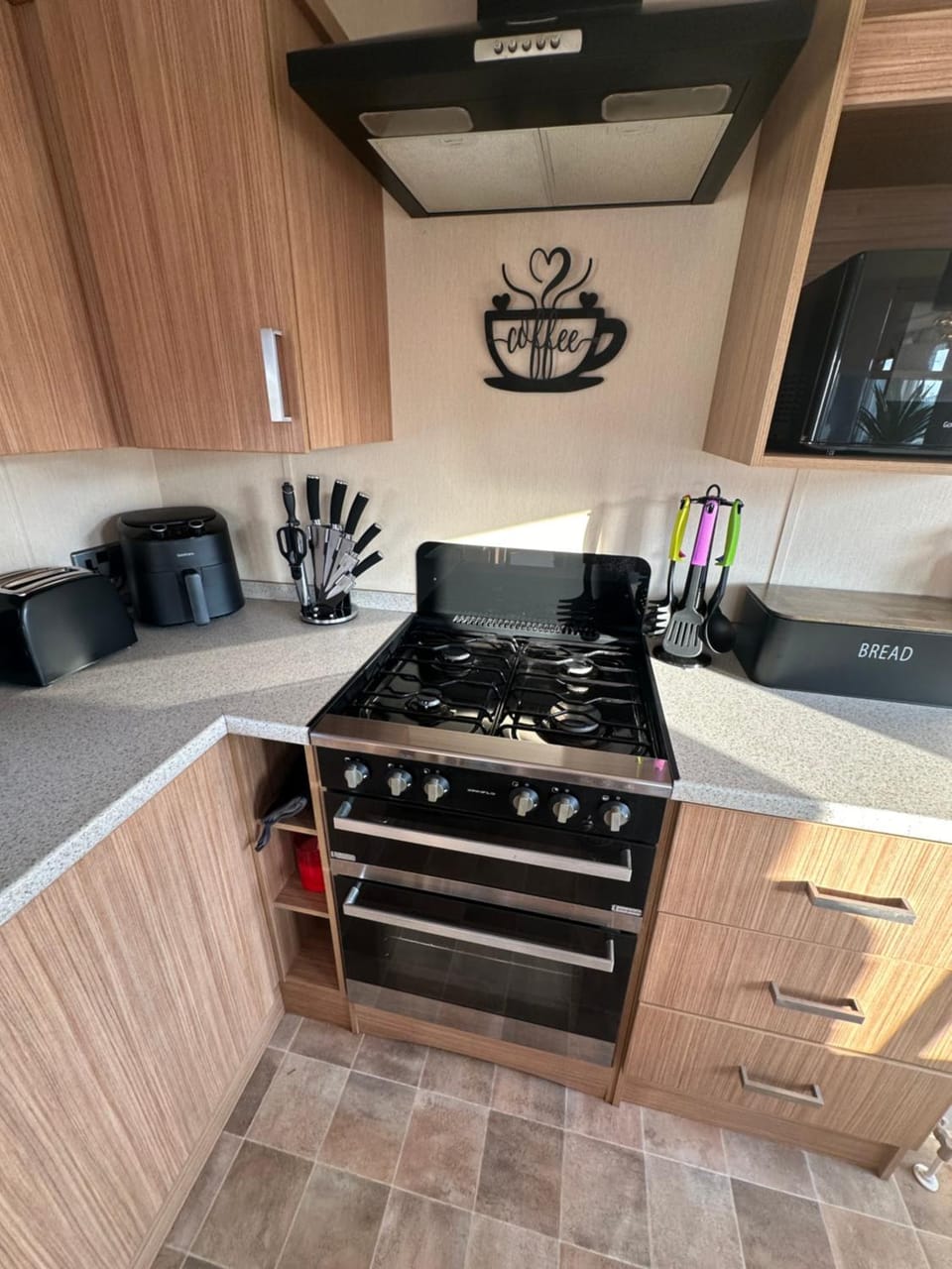 Coffee/tea facilities, Kitchen or kitchenette, stove, toaster