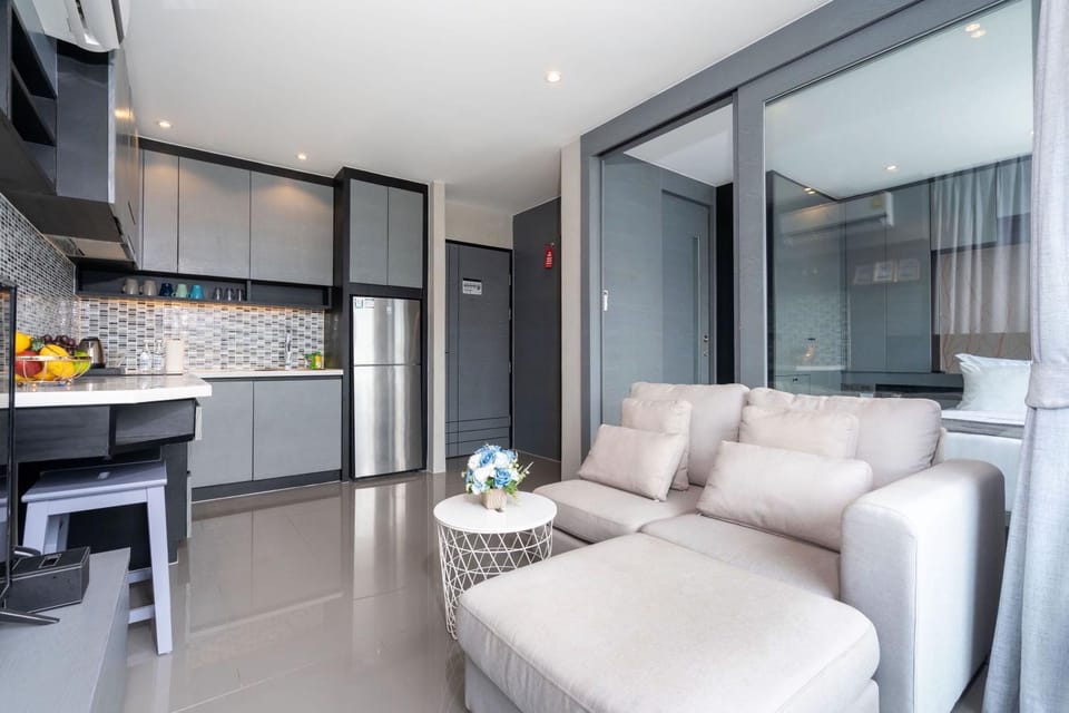 Kitchen or kitchenette, Living room, Seating area, Dining area